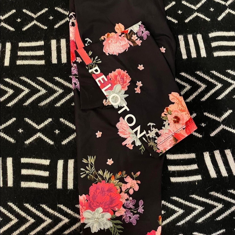 PELOTON AAPI LEGGINGS BNWT SIZE XL